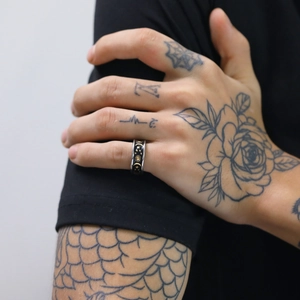 Bague vintage en acier titane avec motifs soleil lune et étoiles dorés sur noir
