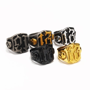 Vintage Punk Herrenring mit Totenkopf und Nummer 13 in verschiedenen Metallfarben