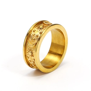 Bague vintage en acier doré avec motifs gravés représentant le soleil et la lune