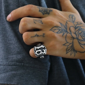 Vintage-Punk-Totenkopfring aus silber-schwarzem Edelstahl mit gotischer Zahlen-Gravur
