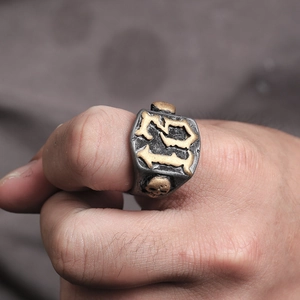 Nahaufnahme des Vintage Punk Totenkopfrings mit Nummer 13 auf breitem Stahlband