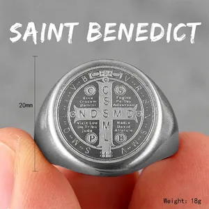 Makro-Detailansicht eines 20mm Sankt Benedikt Rings aus gebürstetem Edelstahl