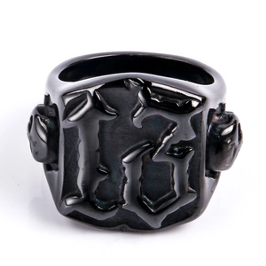 Nahaufnahme eines schwarzen Vintage-Totenkopfrings mit Nummer 13 und Gravuren