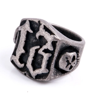 Detailansicht eines Vintage-Punk-Rings mit Nummer 13 und Totenkopf-Relief an der Seite