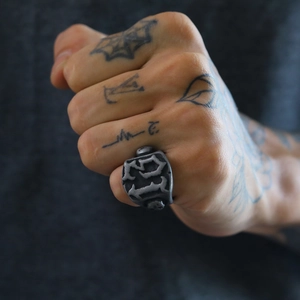 Detail eines Vintage-Gothic-Totenkopfrings mit geprägten Punk-Mustern aus Titanstahl