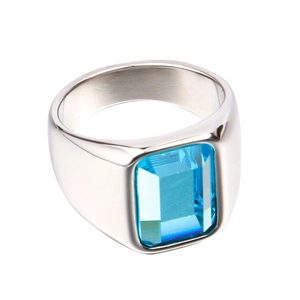 Detail van de stalen ring met een grote rechthoekige blauwe edelsteen in smaragdgeslepen