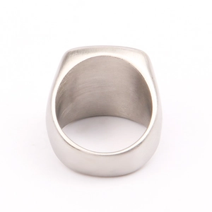 Vue détaillée de la bague chevalière en titane brossé montrant l'anneau intérieur poli