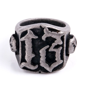 Detailaufnahme des Retro Silber-Totenkopfrings mit Gravur 13 und Punk-Relief-Details