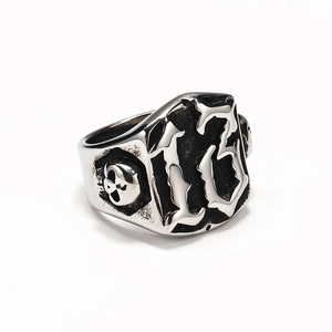Detail eines Vintage-Silberrings für Herren mit der Zahl 13 und seitlichem Totenkopf