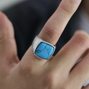 Détail macro d'une bague vintage pour homme avec turquoise et finition argentée