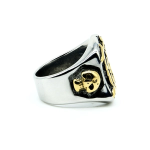 Detailansicht eines Punk-Edelstahlrings mit goldener Totenkopf-Reliefverzierung