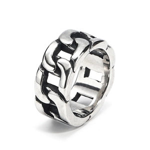 Detailaufnahme des Punk-Retro-Motorradkettenrings aus Titanstahl mit oxidiertem Finish