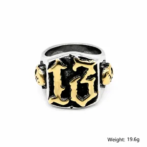 Punk-Rocker-Ring aus Titanstahl mit goldener Zahl 13 und Totenkopf-Relief auf Weiß