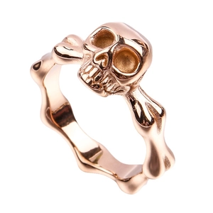 Detalle de anillo de calavera oro rosa con estructura ósea y diseño de estilo gótico