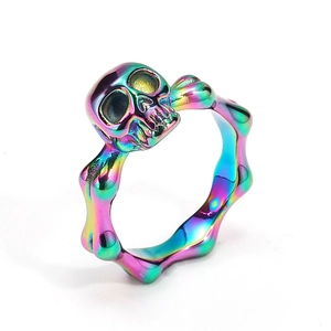 Primer plano del anillo de calavera arcoíris con banda en forma de hueso humano