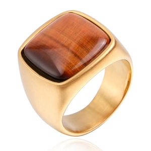 Détail d'une bague vintage en acier doré avec finition mate et pierre œil de tigre carrée