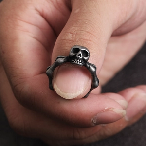 Anillo gótico de calavera en acero de titanio oxidado para hombre con banda en forma de hueso