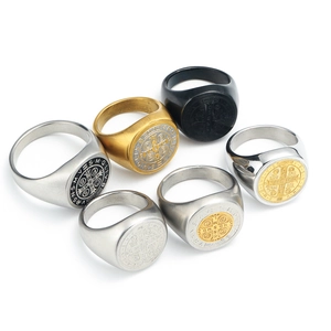 Nahaufnahme der Vintage-Siegelringe vom Heiligen Benedikt in Gold, Schwarz und Silber
