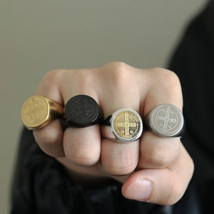 Nahaufnahme der St. Benedikt Medaillen-Siegelringe für Herren in vier Metall-Ausführungen