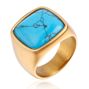 Détail d'une pierre turquoise carrée sur une bague vintage en acier inoxydable doré brossé