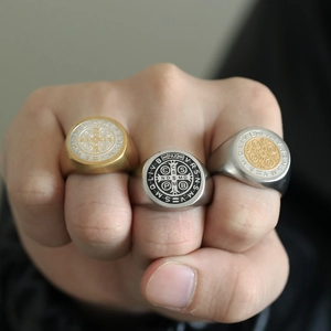 Religiöses Set mit Sankt Benedikt Medaillenringen in Gold und Silber für Herren