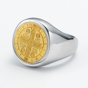 Makroansicht des zweifarbigen Benediktus-Siegelrings mit Gold- und Silberfinish
