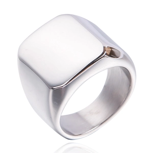 Primer plano de anillo de sello cuadrado plateado pulido en estilo industrial minimalista