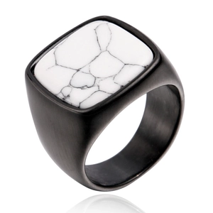 Vue détaillée de la bague chevalière noire pour homme avec pierre blanche carrée texturée