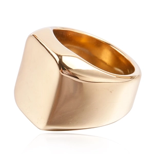 Primer plano de un anillo de sello cuadrado de acero de titanio dorado pulido ancho