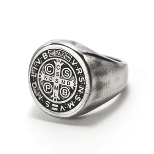 Makroaufnahme des St. Benedikt Rings mit detaillierter religiöser Kreuzprägung aus Edelstahl