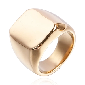Detalle de un anillo de sello cuadrado dorado pulido con un acabado liso y grueso