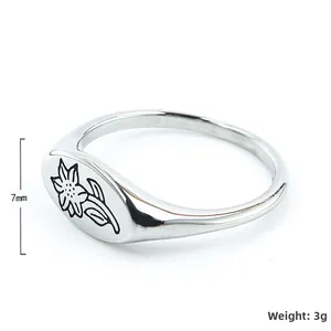 Détail de la bague ovale en acier de 7mm montrant le motif floral gravé et le poids de 3g