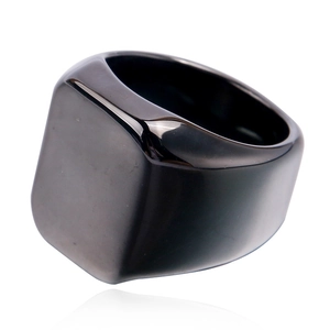 Anillo de sello cuadrado negro pulido para hombre con diseño industrial moderno y minimalista
