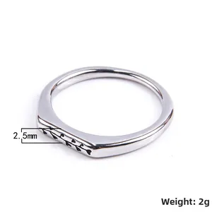 Détail d'une bague en acier de 2,5 mm avec motif floral et spécification de 2 g
