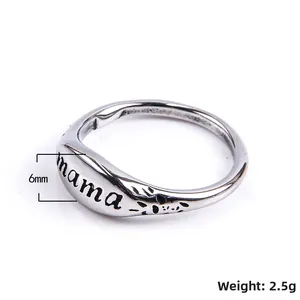 Détail d'une bague en acier de 6mm avec gravure mama, poids de 2,5g
