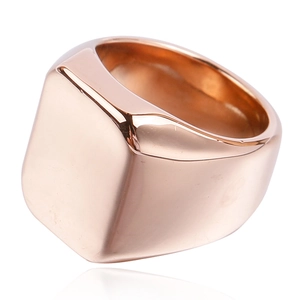 Vista detallada de un anillo de sello cuadrado de acero inoxidable oro rosa pulido espejo