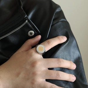 Nahaufnahme des St. Benedikt Siegelrings mit Goldkreuz auf einem Silberband