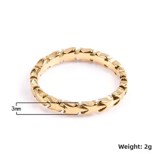 Détail d'une bague étoile dorée de 3 mm montrant le motif géométrique de l'étoile évidée