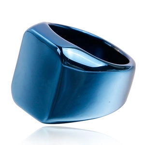Detalle de anillo cuadrado de acero de titanio azul con acabado pulido de espejo