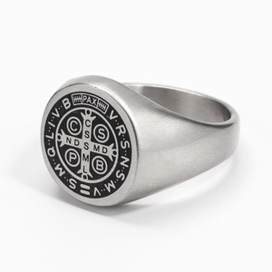Nahaufnahme des St. Benedikt Rings mit gebürsteter Edelstahl-Oberfläche und Gravur