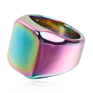 Vista macro de un anillo de sello cuadrado con acabado iridiscente y revestimiento de arcoíris