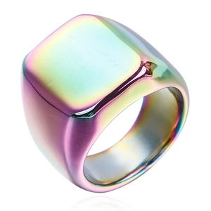Anillo cuadrado de acero de titanio pulido con acabado arcoíris y diseño de banda ancha