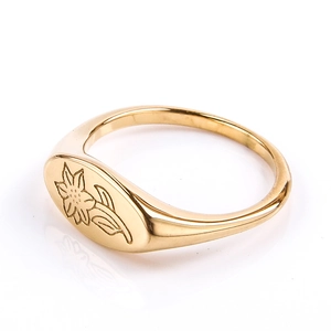 Vue macro détaillée du motif floral gravé sur une bague chevalière dorée