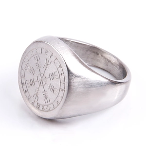 Gros plan sur la bague boussole viking avec runes gravées sur acier brossé mat