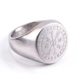 Vue macro du compas viking et des runes sur la bague pour hommes en acier titane