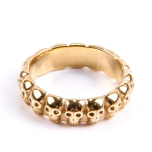 Dettaglio macro dell'anello con teschio dorato in stile gotico con intagli 3D complessi