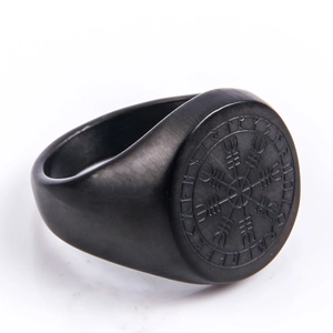 Détail de la gravure de boussole Viking Vegvisir sur bague en acier noir mat