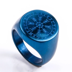 Détail de la bague Viking en acier bleu brossé avec boussole et gravures de runes