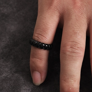Anelli teschio nero opaco stile punk con design a rilievo gotico sulle dita