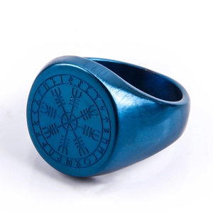 Détail d'une bague chevalière viking bleue avec boussole Vegvisir et runes gravées